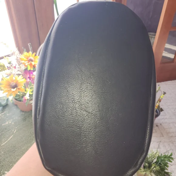 Elegant Black Tote Bag with Tortoiseshell Handle - Picture 2 of 5